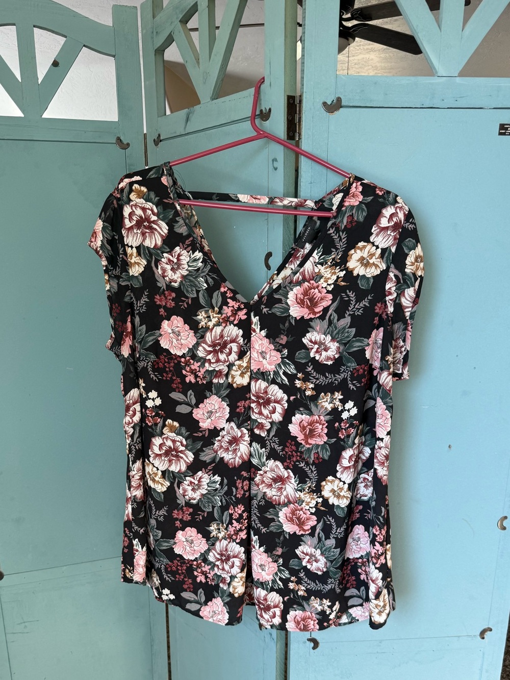 Floral V-Neck Short Sleeve Top - Black/Pink